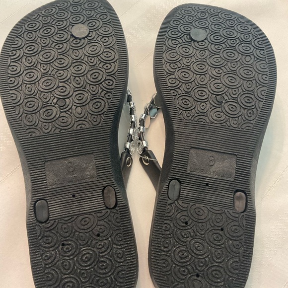 New Figuera Tree Flip Flops. Size 8 - Picture 3 of 5